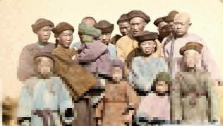 清朝|清朝罕见彩照： 看完图5终于知道为什么僵尸片都穿着官服了!