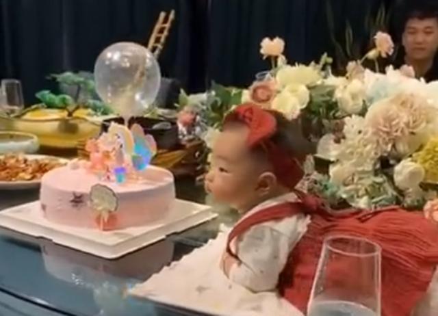 吃饭|萌娃变身餐桌上会动的“娃娃菜”火了,网友:菜名是“煲仔饭”吧