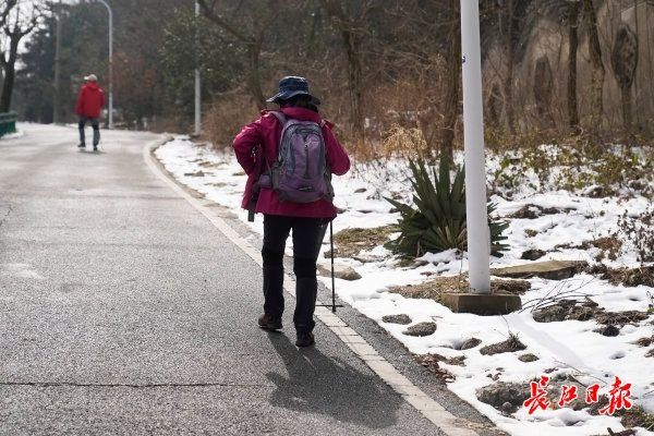 木兰山雪未消融，市民登高赏雪