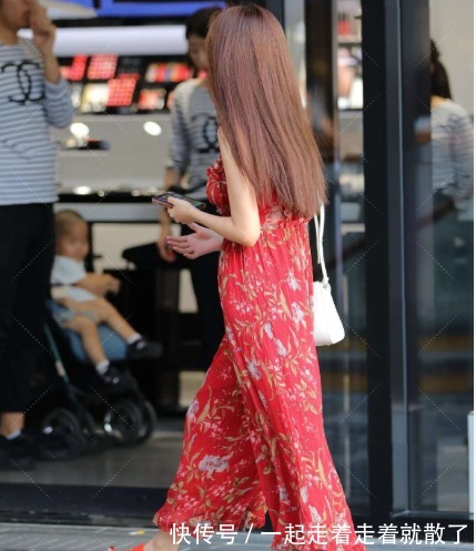 挎包|红色碎花裙搭配白色挎包,甜美可人,尽显小女生气质