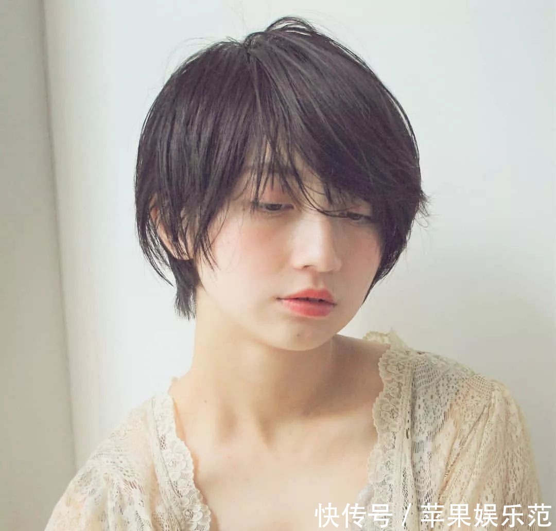 搭配|流行的这些短发发型设计搭配,每一款都很减龄!
