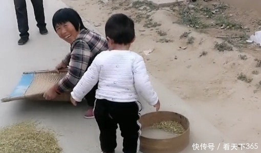 娃干|“勤劳奶奶”带娃干农活火了,萌娃“尽情摇摆”的模样超起劲