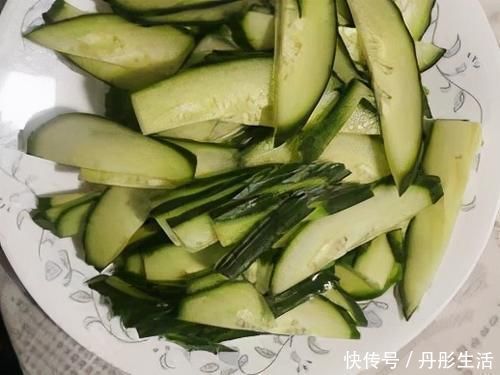 韭菜|它是天然“清肠菜”,每天吃一些,排出体内“垃圾”,腰肢变瘦了