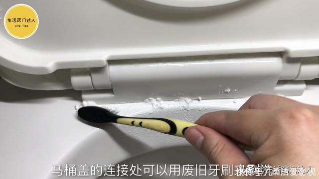 马桶里撒一把,无论多脏多厚的污渍,一冲就干净,方法简单又实用