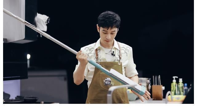 《中餐厅5》明星首期造型出炉，黄晓明比年小15岁的龚俊还嫩？