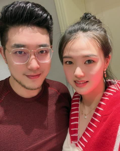 张常宁|中国女排退役功勋出镜拜年,33岁肤白貌美气质佳,被老公紧搂肩膀