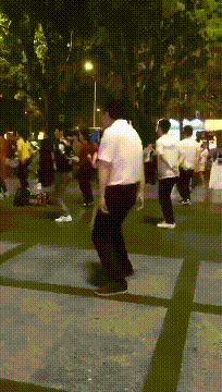 |搞笑GIF:爱干活的小宝宝,真的难为他爸爸了