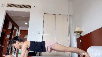 大长腿|蹦床女神刘灵玲晒日常，穿背心短裤在床上拉伸，肌肉紧实四肢有力