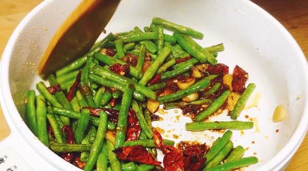 做法|干煸豆角简单快速的做法，不需提前过油，出锅麻，辣，入味，香