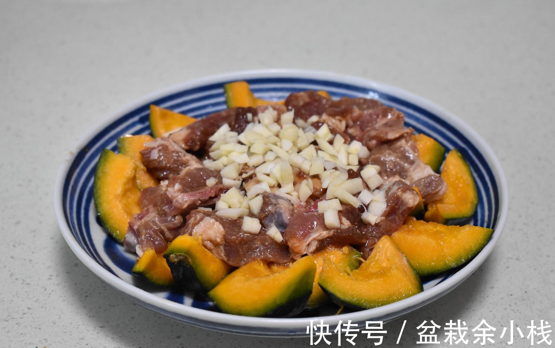 南瓜排骨|这菜实在太简单了,一拌一蒸软糯嫩滑,营养不上火,秋季吃正合适