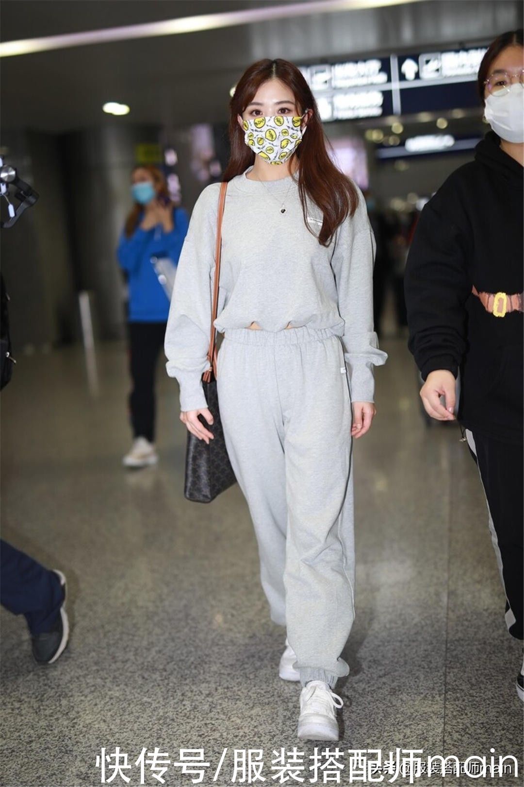 技巧|溜肩女孩不要慌,学会这4个穿衣技巧,气质拿捏得死死的