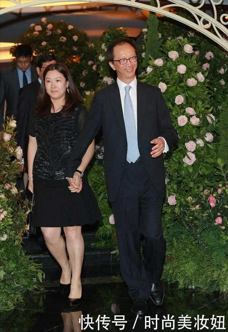 连衣裙|伏明霞很有“阔太”气质,穿黑色连衣裙优雅大气,不化妆也很贵气