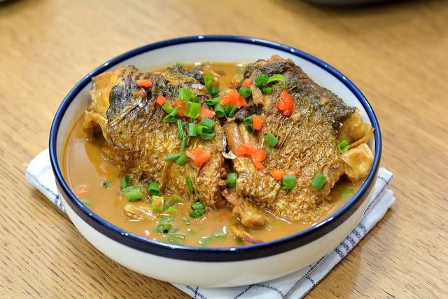 啤酒炖草鱼真够味，肉嫩汤浓，用电饭煲炖省心省事营养不流失