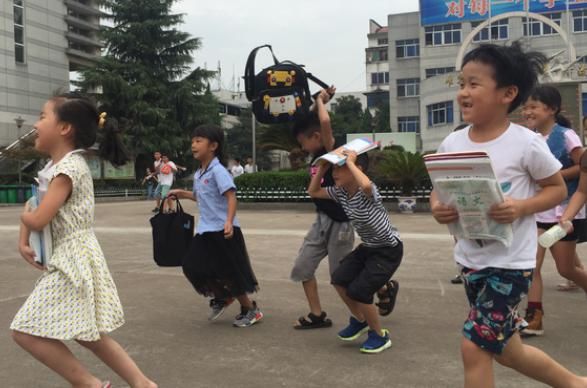 教育部通知，中小学生就近上学，同时还有两个好消息，家长要了解