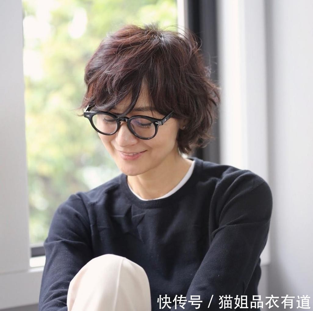 衬衫|这才是“通勤风”应有打扮，简单却高级，51岁博主亲自示范给你看