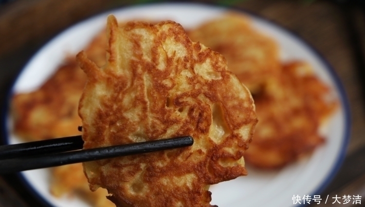 苹果加2个鸡蛋,8分钟做成早餐,又香又软,出锅馋到流口水,真香