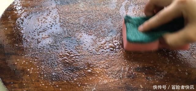 菜板上撒一点,不管多脏多黑的菜板一擦就掉,干净无细菌