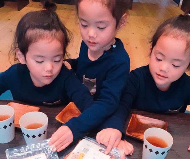 妈妈|大宝想要妹妹，妈妈生了三胞胎，大宝放学回家的情景，暖化了