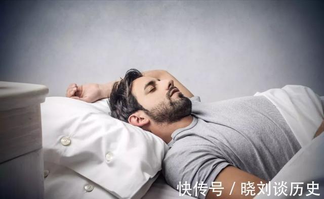 晚上睡觉时|男人经常失眠,怎样能睡个好觉?4个妙招或许能派上用场