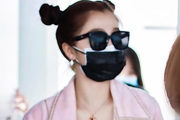 青2虞书欣出门被抓拍,失去了节目滤镜后,小粗腿引网友热议