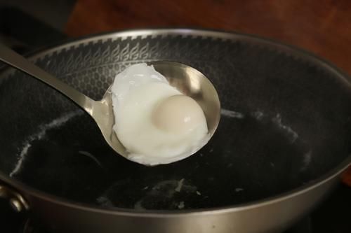  打入碗中|水煮荷包蛋，切记不要水开下锅，掌握4个技巧，鸡蛋圆嫩不散花