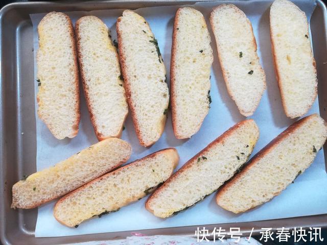 芝士香葱面包迷你披萨,食材简单味道绝佳,一点都不费劲