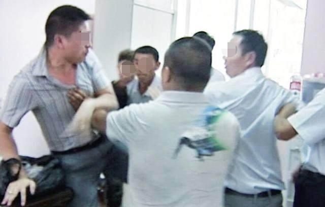 老公|妻子生下三胞胎女儿后,老公知道后大发雷霆,婆婆都看不下去了!