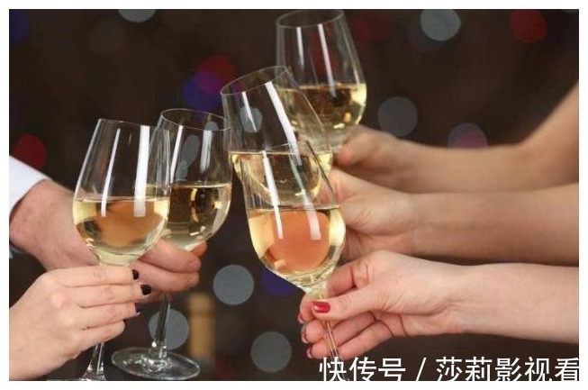 酒精|经常喝酒的人,在喝酒时,提醒:这几种食物尽量不要吃