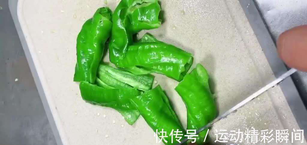 干煸青椒的做法,鲜嫩爽脆干香味美,特殊时期吃上几天都不腻