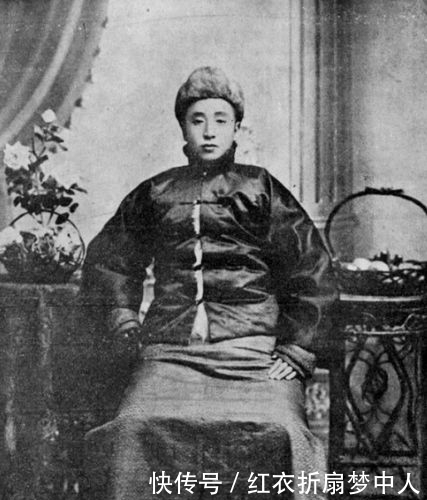 令人|他是英勇威武的猛将，忠心耿耿，被同僚残忍杀害，令人惋惜啊