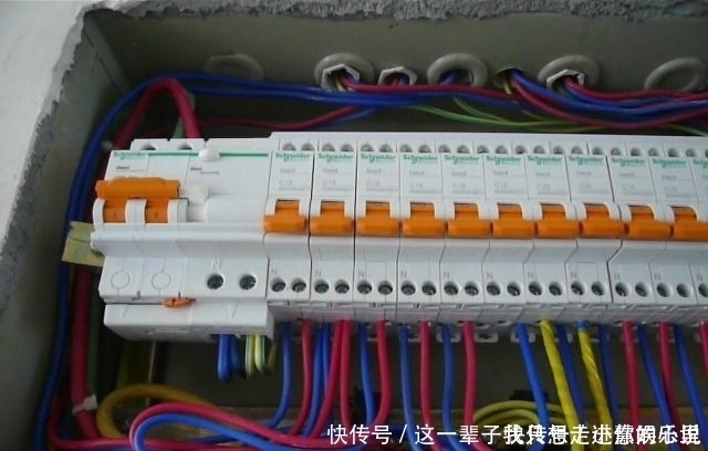 插座|配电箱到底装漏保还是空开安全？后悔我家装错一用电器就跳闸！