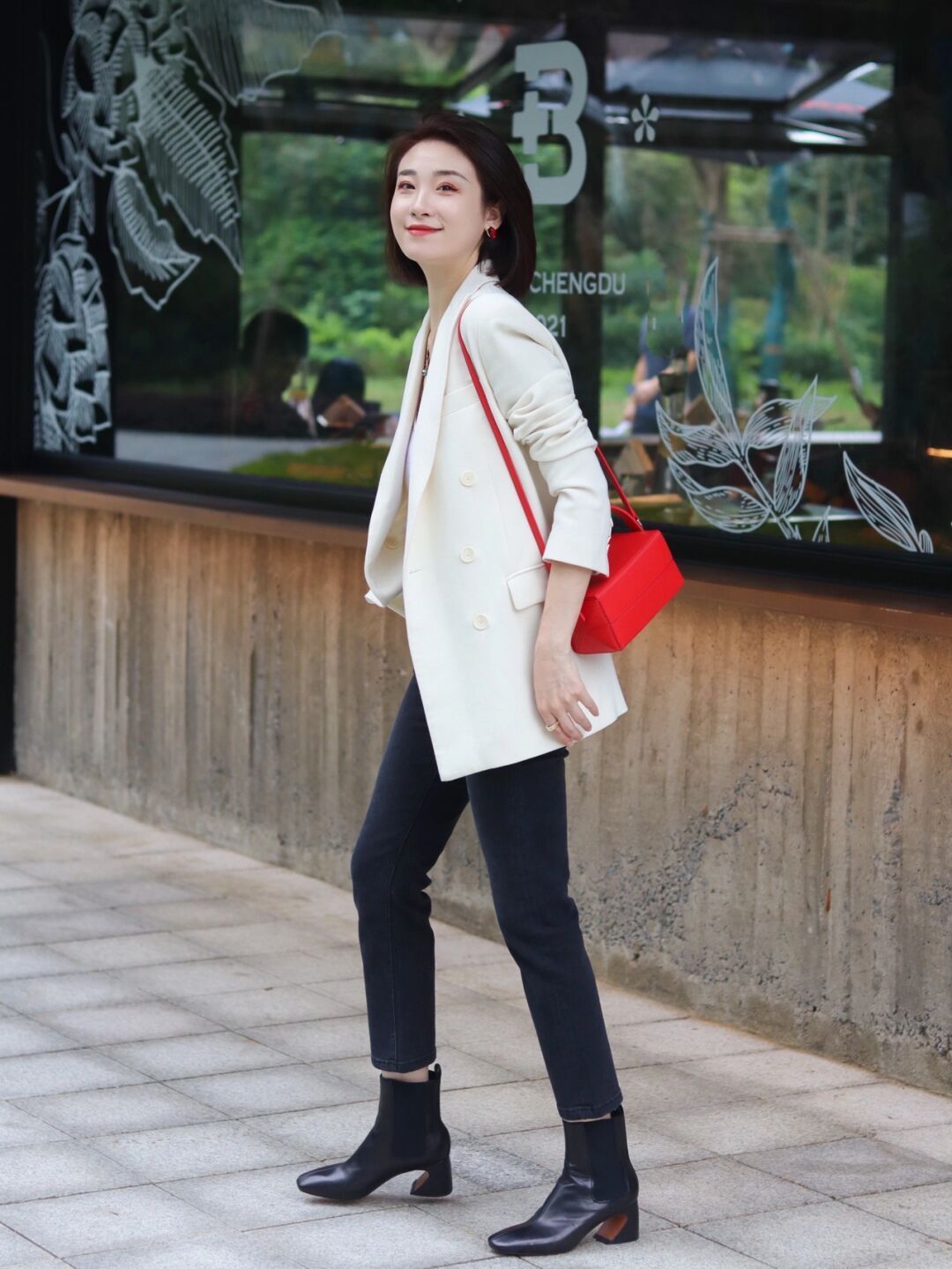 靴子 今年靴子流行“穿粗不穿细”,稳重大方又百搭,保暖舒适不累脚