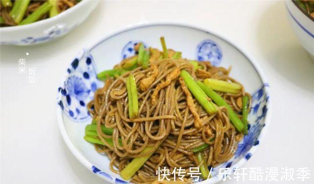 家常|夏季晚餐不用愁,这样做简单又省事,低脂还饱腹,我家常做
