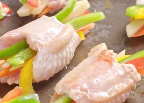 鸡翅这样做太好吃，焦香无骨，荤素搭配，孩子爱吃的美味家常菜