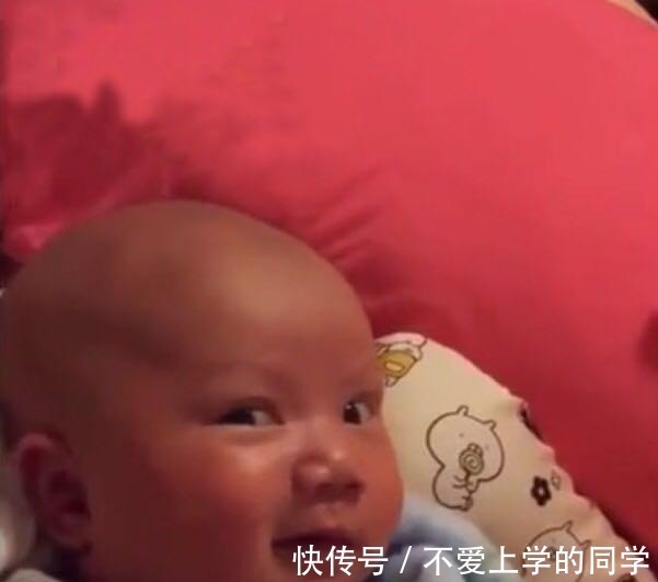 宝宝|爸爸带一岁宝宝睡觉, 突然放了个屁, 随后宝宝的反应让宝爸尴尬了!