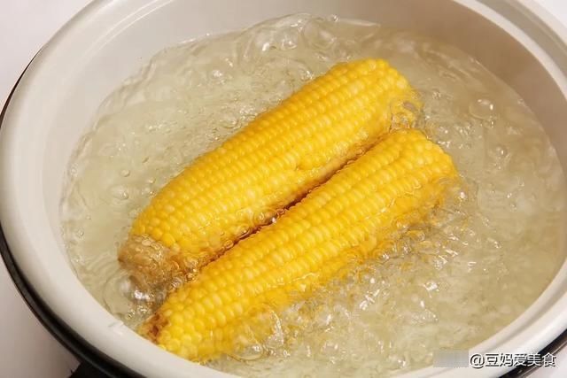 煮玉米别只用清水,锅里多加1样东西,煮出来的玉米香甜软糯