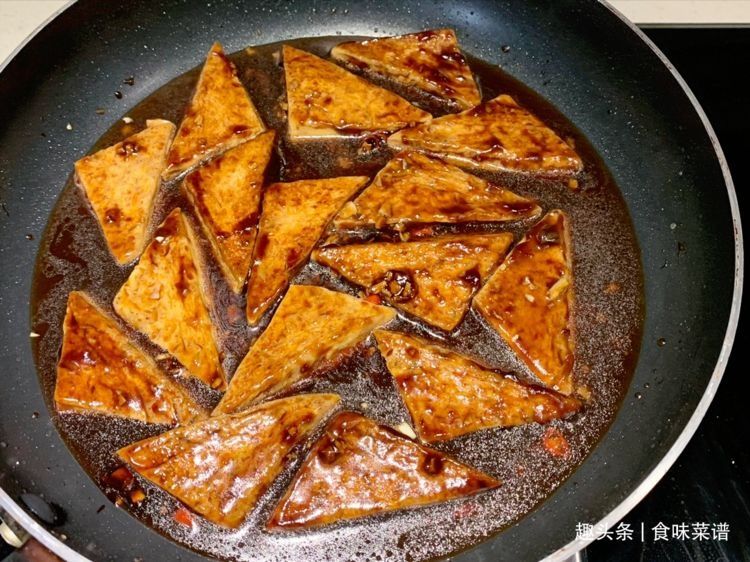 学会红烧豆腐的做法,隔三岔五烧着吃,美味又下饭,比吃肉都过瘾