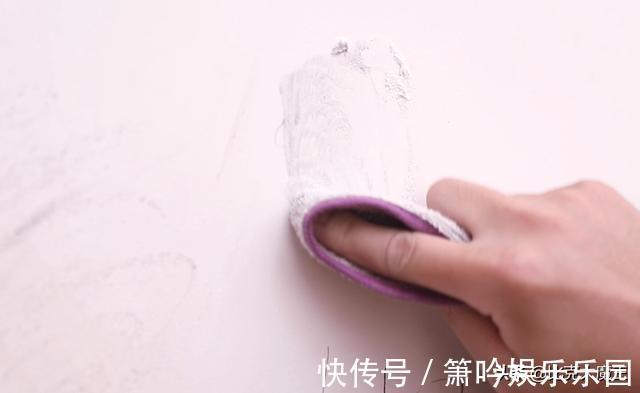一滴水|白墙脏了不用重新刷,墙壁上抹一点,简单擦一擦就干净,省力省事
