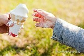 家长|5岁男孩喷完花露水,竟再也抬不起头,夏天别做这3件“坑娃事”