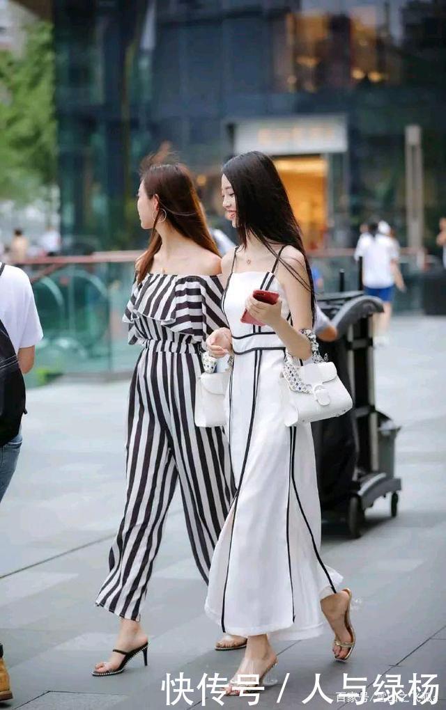 闺蜜逛街彼此较量,争相比美,连鞋子都不放过