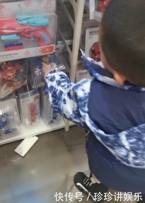 儿子|妈妈带四岁儿子买玩具，销售员看到就跑，旁边人却大赞，教育高手