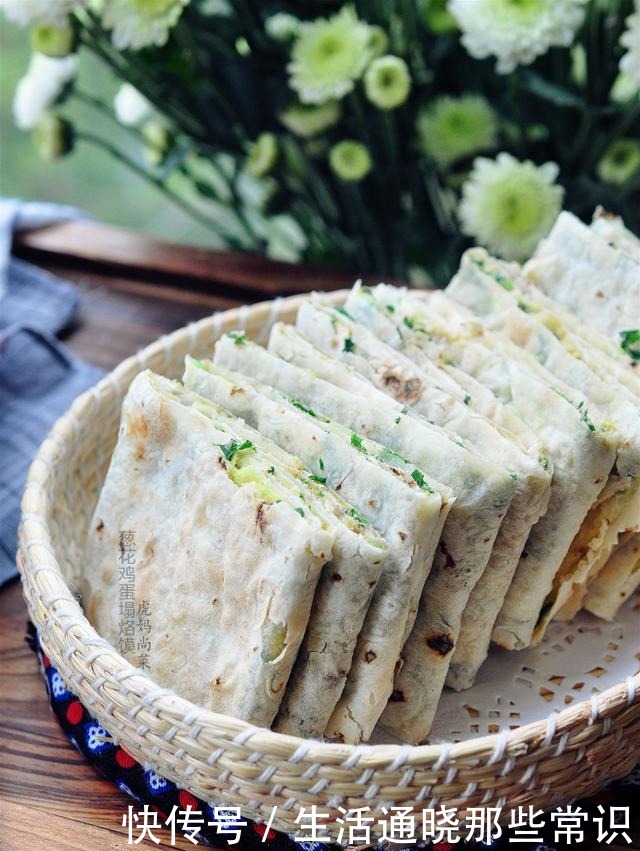 做老味沓馍,标配是春天的小葱,咬一口,外焦里软,喷喷香!