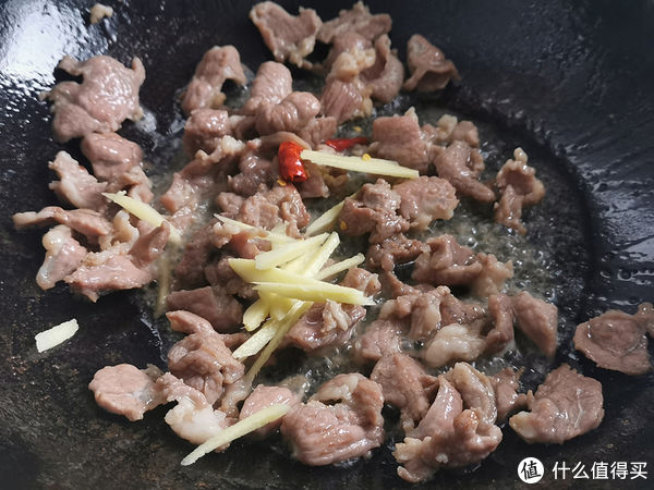 羊肉这样炒，不腥不膻鲜嫩多汁，儿子一人吃一盘都不够，太受欢迎