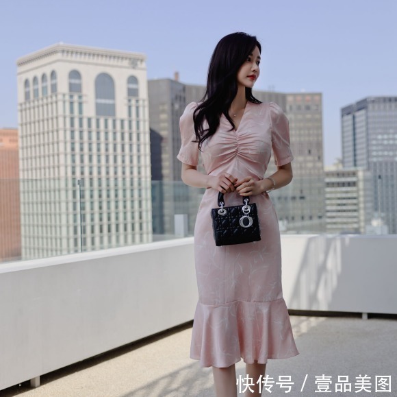 时尚&女神孙允珠时尚搭配:微甜蜜桃科尔多瓦经典刺绣裙