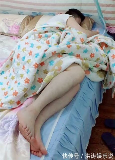 蚊帐|宝爸陪宝宝睡觉,床上不见宝宝踪影,看见宝宝后,宝妈又气又想笑