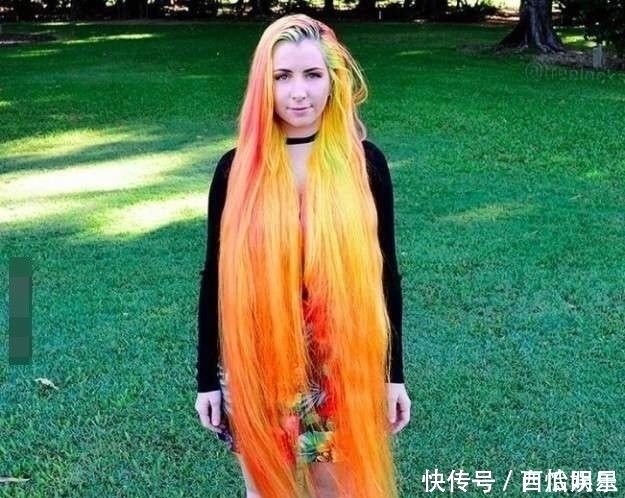 她一辈子没剪过头发,一直染发,解开头发后居然变成了这样