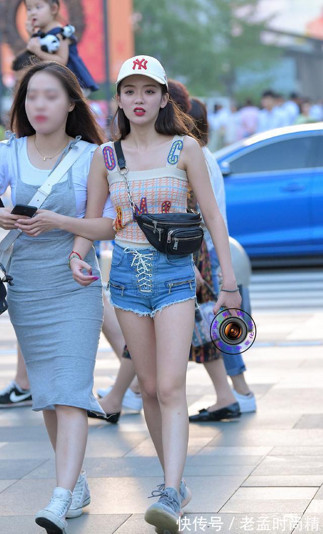 搭配|吊带针织衫搭配牛仔短裤,展现年轻优雅气质,青春活力感十足