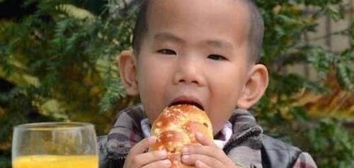 零食|从小就不许孩子吃零食,长大以后逃不过2种结局,家长说得很对