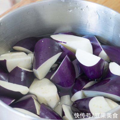 餐桌上最有人气的家常菜之炒茄子