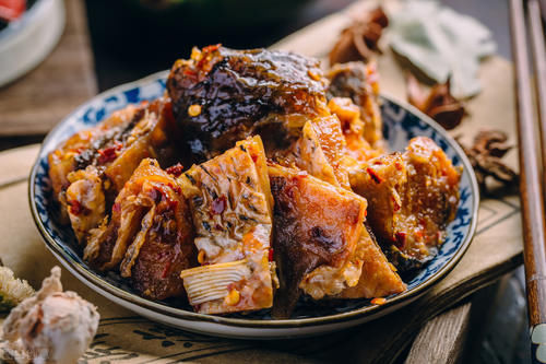  腌腊鱼做法|腌腊鱼时，很多人都弄错了？教你用老方法，鱼肉醇厚甘香！